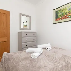 Pass The Keys Stylish 2 Bed With Parking Holiday home