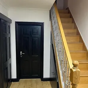 Cheerful 3 Bed House With Free Parking. Holiday home